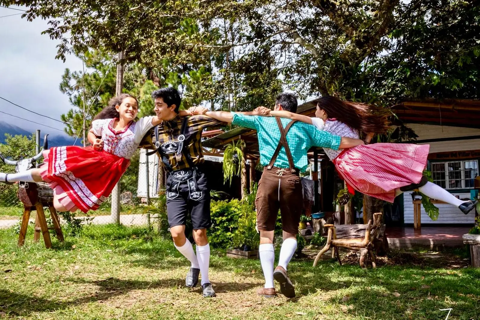 Pareja bailando una danza típica austro-alemana en Oxapampa
